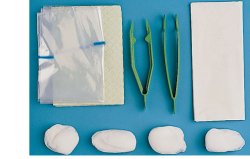 SET PER MEDICAZIONE MEDIUM CONTENENTE PINZA AD ANELLI, PINZAANATOMICA, 4 TAMPONI, SACCHETTO DI CARTA PER RESIDUI, TELOIMPERMEABILE/ASSORBENTE, 2 GUANTI IN LATTICE